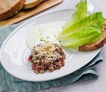 Тартар из телятины с муссом из пармезана