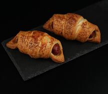 Круассан с сосиской и соусом