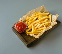 Картофель фри с кетчупом