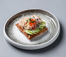 Сырная вафля с камчатским крабом 