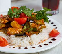 Курица с овощами и рисом