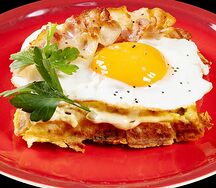 Вафля с яйцом и беконом