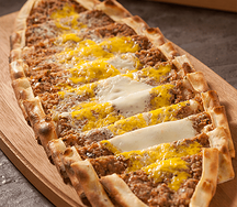 Kıymalı yumurtalı pide