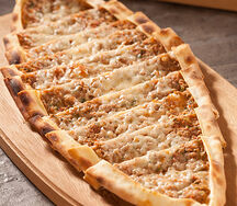 Kuşbaşılı kaşarlı yumurtalı pide