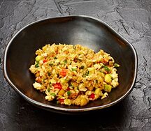 Жареный рис с яйцом и овощами