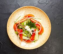 С сыром фета и свежими овощами