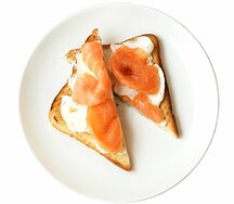 Тосты с лососем в трюфельном масле