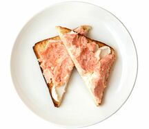 Тосты с рубленым лососем и тобико