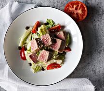 Теплый салат с тунцом