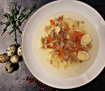 Куриный суп с перепелиным яйцом