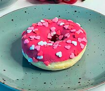 Донат с розовыми сердечками