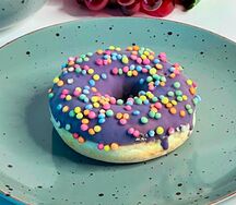 Донат с черникой 