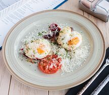 Яичница с бастурмой и томатами