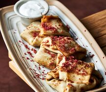 Блинчики с оленем и брусникой