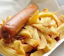Saucisse braisé avec frites