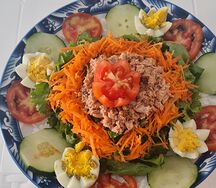 Salade avec chou et carotte râpé au thon