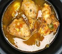 Sauce claire au poulet fumé avec attiéké