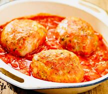 Surprise de boulette de viande avec de la salade