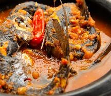 Biekosseu avec poisson accompagné de riz