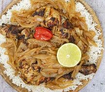 Yassa au poulet accompagné de riz