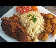Demi poulet braisé attiéké et une boisson