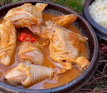 Demi kedjenou de poulet, attiéké et une boisson 