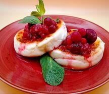 Сырники с ягодным соусом