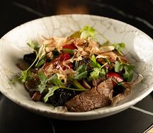 Салат с говядиной и стружкой тунца