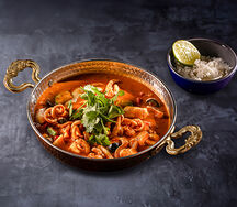 Морепродукты в соусе карри с рисом