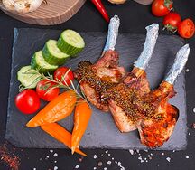 Корейка свиная со свежими овощами