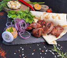 Шашлык из cвинoй шеи с лавашом, зеленью и красным луком