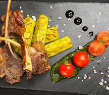 Каре ягнёнка с бочонками цукини