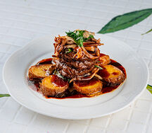 Стейк из конины с картофелем и грибами