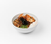 Обжаренный рис с куриным рулетом