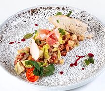 Теплый с беконом, вешенкой и куриной грудкой