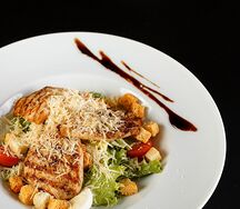 Салат Цезарь с курицей