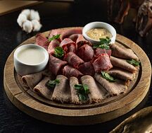 Мясные деликатесы
