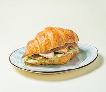Круассан с запеченной куриной грудкой