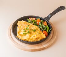 Омлет с колбасками и свежими томатами