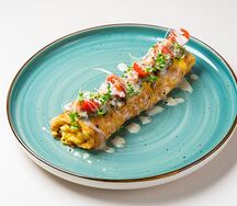 Омлет с копченым сыром и соусом гуакамоле