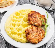 Пюре с куриными рублеными котлетами