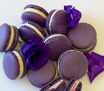 Macaron Фиалка-чёрная смородина