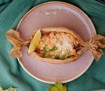 Запеченный лосось с брокколи и грибами под сырной корочкой