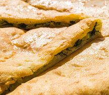 Осетинский пирог с сыром сулугуни и зеленью