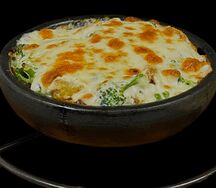 Жаркое с курицей и брокколи под нежным соусом