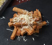 Чесночные гренки с пармезаном и соусом спайси