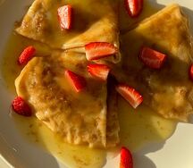 Блинчики в соусе креп-сюзетт со свежими ягодами