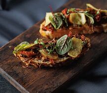 Брускетта с томленой говядиной