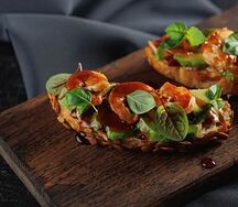 Брускетта с креветкой