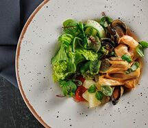 Тёплый салат с морепродуктами